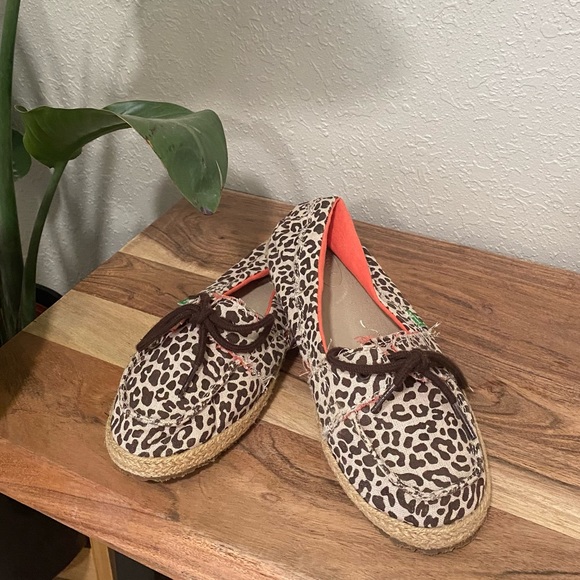 leopard print sanuks